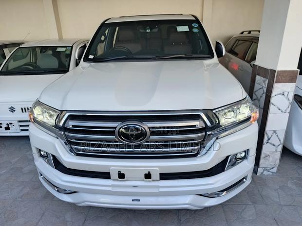 Toyota Land Cruiser 4.6 V8 GX 2017 White