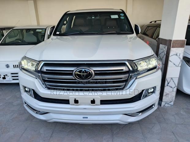 Toyota Land Cruiser 4.6 V8 GX 2017 White