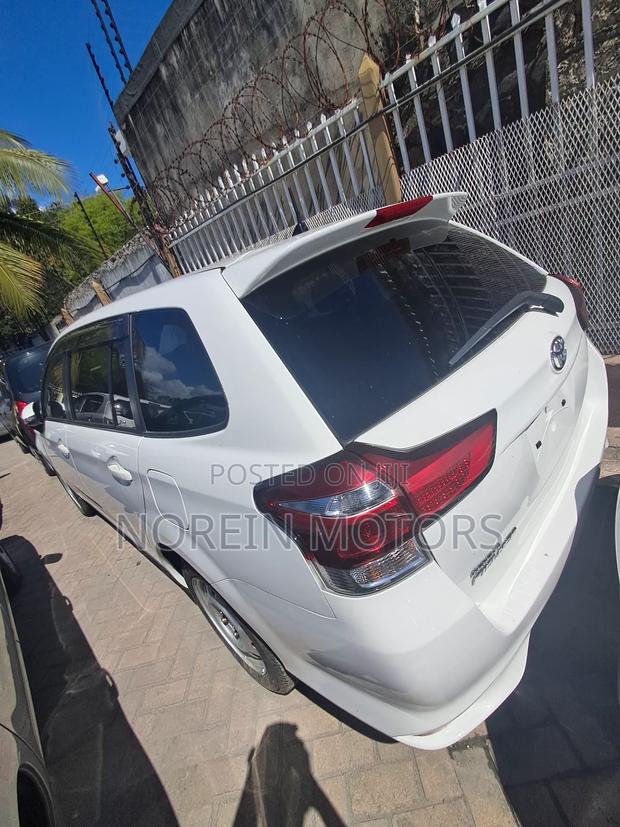 Toyota Corolla Fielder 1.5 Hybrid FWD 2017 White