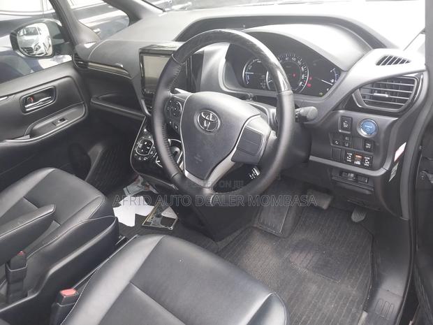 Toyota Esquire 1.8 FWD Hybrid (7 seater) 2017 Black