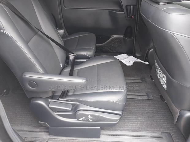 Toyota Esquire 1.8 FWD Hybrid (7 seater) 2017 Black