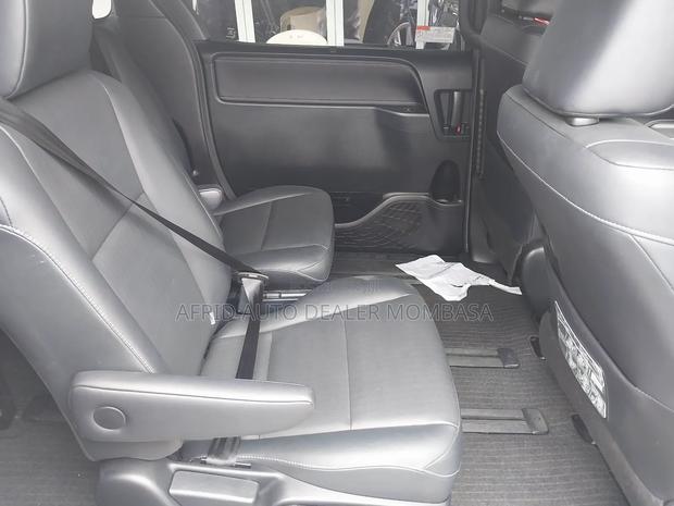 Toyota Esquire 1.8 FWD Hybrid (7 seater) 2017 Black