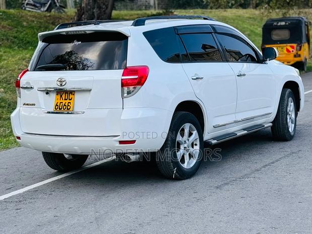Toyota Vanguard 2013 White