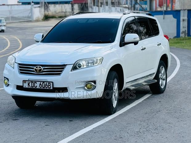 Toyota Vanguard 2013 White