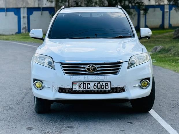 Toyota Vanguard 2013 White