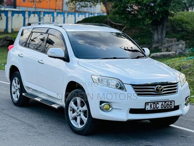 Toyota Vanguard 2013 White