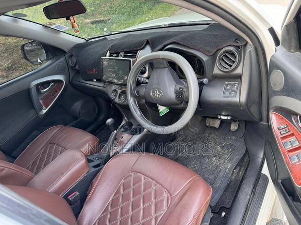 Toyota Vanguard 2013 White
