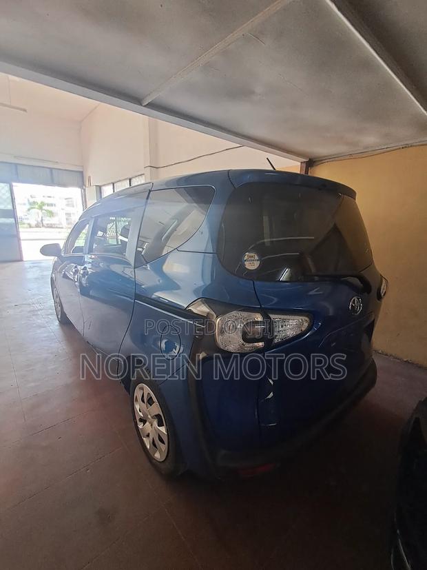 Toyota Sienta 1.5 AWD (6-seater) 2017 Blue