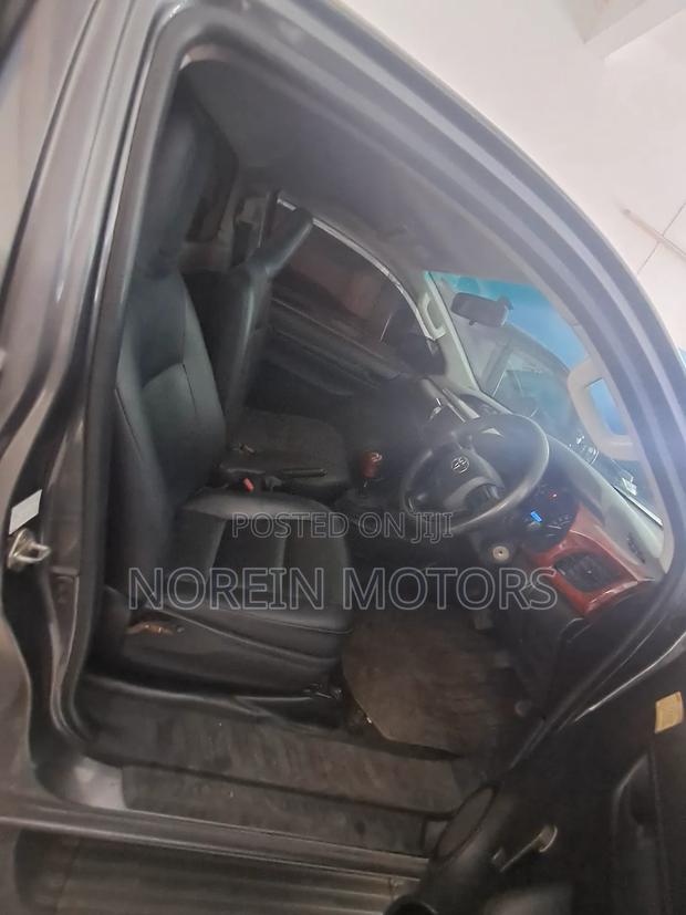 Toyota Hilux 2017 Gray