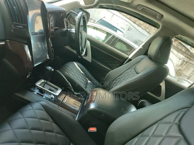 Toyota Land Cruiser 4.6 V8 AX 2018 White