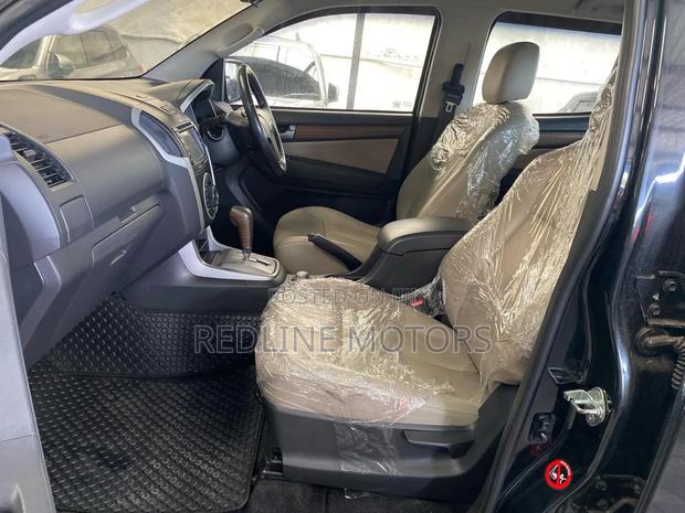 Isuzu MU-X 2018 Matt Black