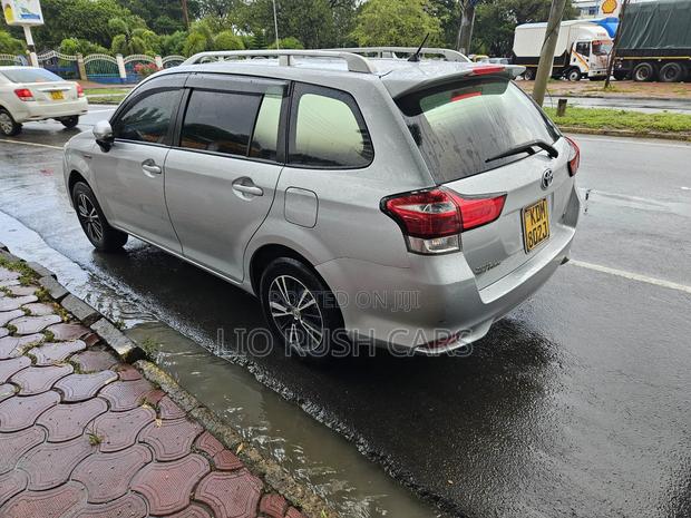 Toyota Corolla Fielder 2018 Silver