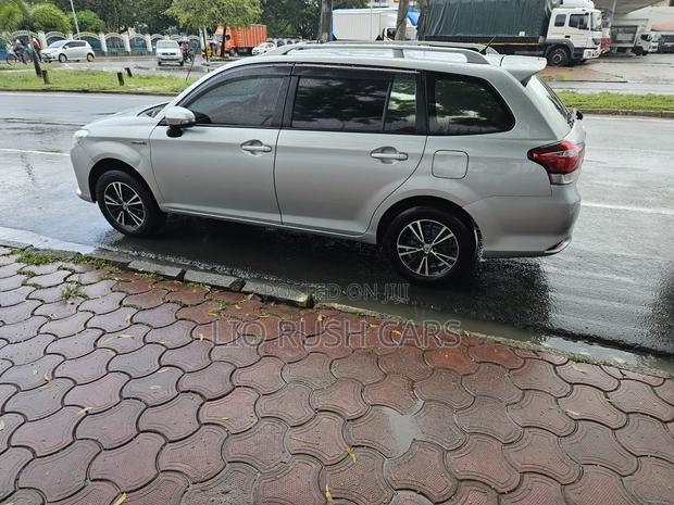 Toyota Corolla Fielder 2018 Silver