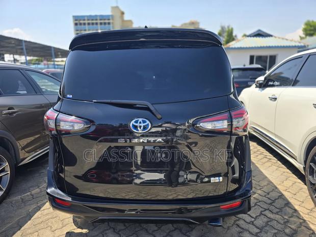 Toyota Sienta 1.5 Hybrid FWD 2018 Black