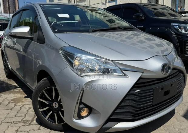 Toyota Vitz 2017 Silver