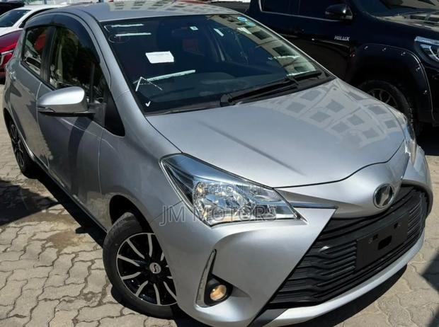 Toyota Vitz 2017 Silver