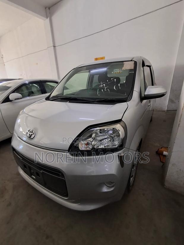 Toyota Porte 2017 Silver