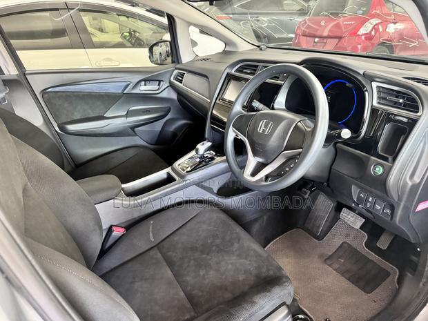 Honda Fit Shuttle 2017 Silver