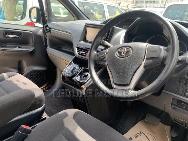 Toyota Esquire 1.8 FWD Hybrid (7 seater) 2017 Purple