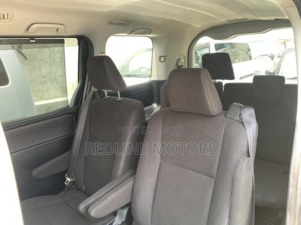 Toyota Esquire 1.8 FWD Hybrid (7 seater) 2017 Purple