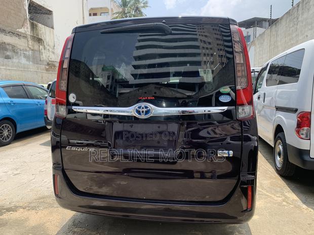Toyota Esquire 1.8 FWD Hybrid (7 seater) 2017 Purple