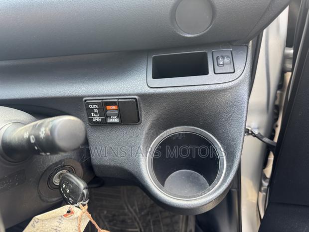 Toyota Sienta 1.5 Hybrid FWD 2019 Silver