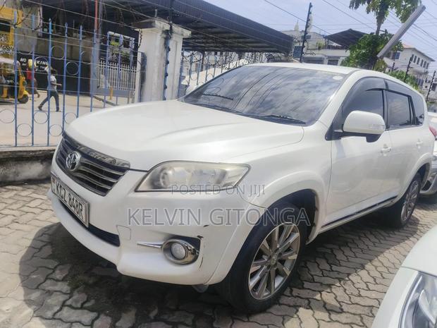 Toyota Vanguard 2013 White