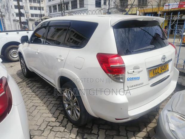 Toyota Vanguard 2013 White