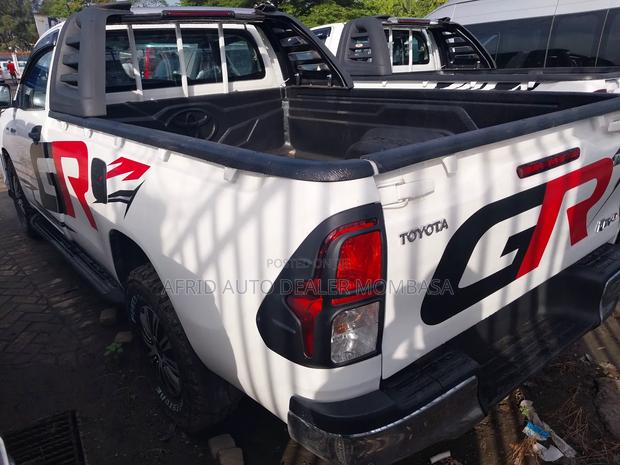 Toyota Hilux 2018 White