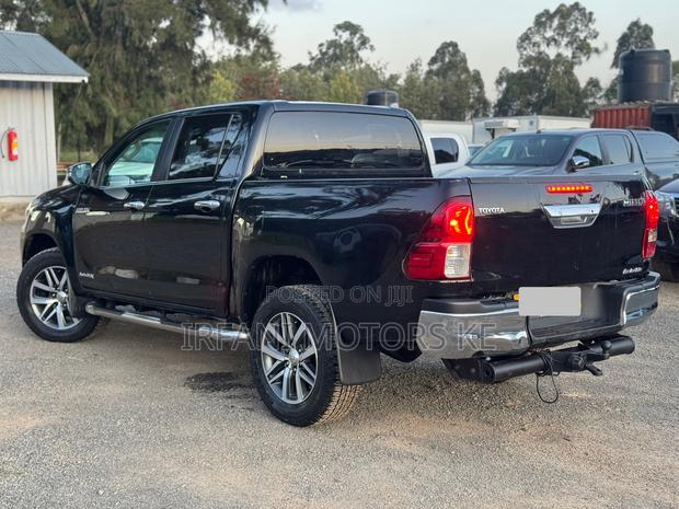 Toyota Hilux SR5+ 4x4 2017 Black