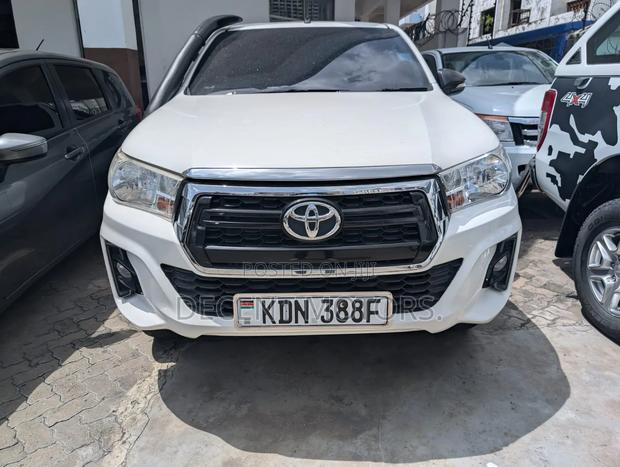 Toyota Hilux SR5 4x4 2018 White