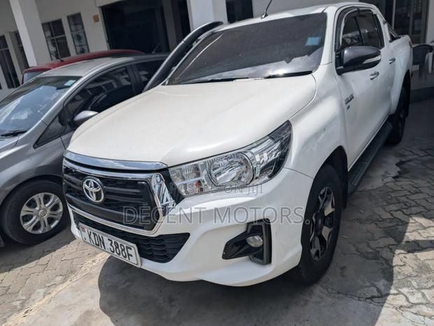 Toyota Hilux SR5 4x4 2018 White