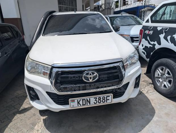 Toyota Hilux SR5 4x4 2018 White