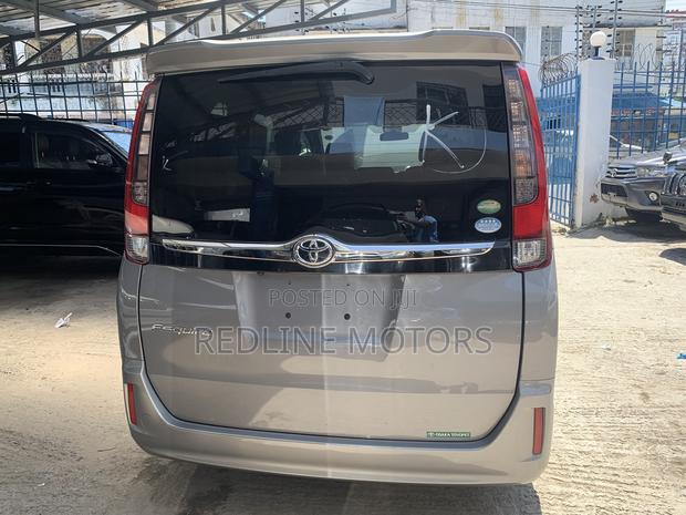 Toyota Esquire 2.0 AWD (7 seater) 2017 Gray