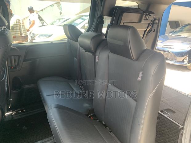 Toyota Esquire 2.0 AWD (7 seater) 2017 Gray