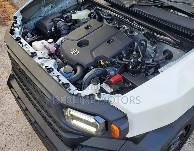Toyota Hilux 2024 Off white
