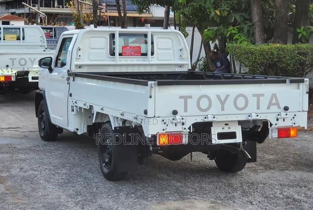 Toyota Hilux 2024 Off white