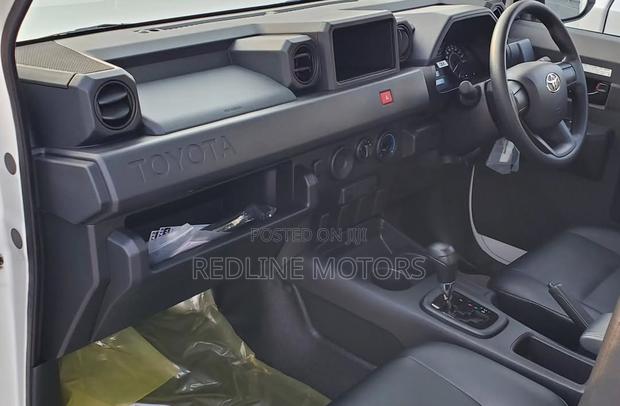 Toyota Hilux 2024 Off white