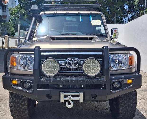Toyota Land Cruiser 2023 Gold