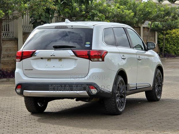 Mitsubishi Outlander 2017 White