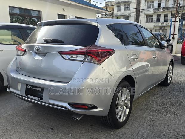 Toyota Auris 2018 Silver