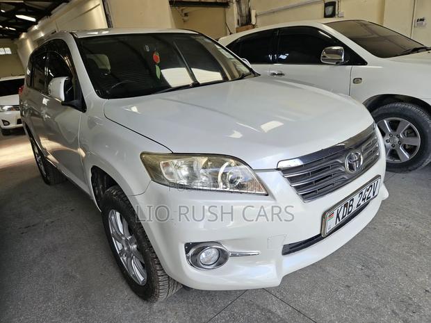 Toyota Vanguard 2014 White