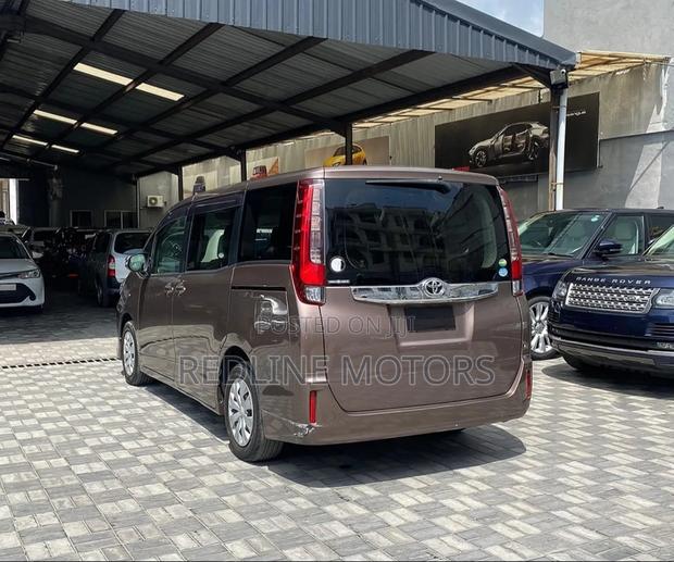 Toyota Noah 2.0 AWD (8 Seater) 2017 Brown