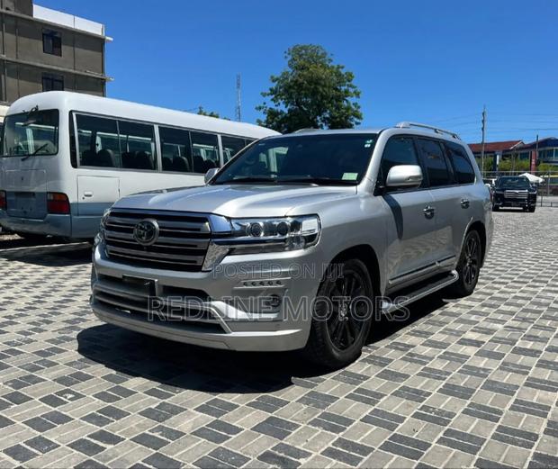Toyota Land Cruiser 4.6 V8 ZX 2018 Silver