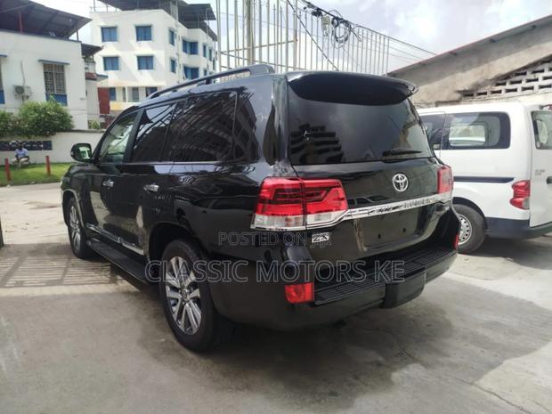 Toyota Land Cruiser 4.6 V8 ZX 2018 Black