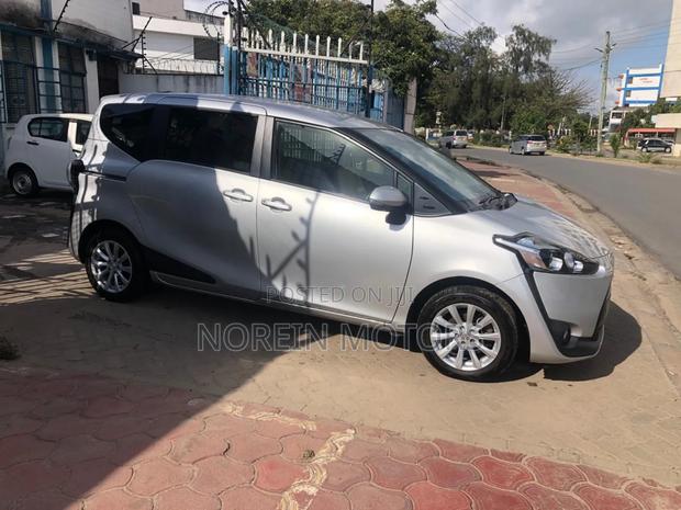 Toyota Sienta 2017 Gray
