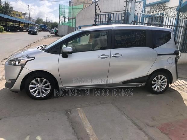 Toyota Sienta 2017 Gray