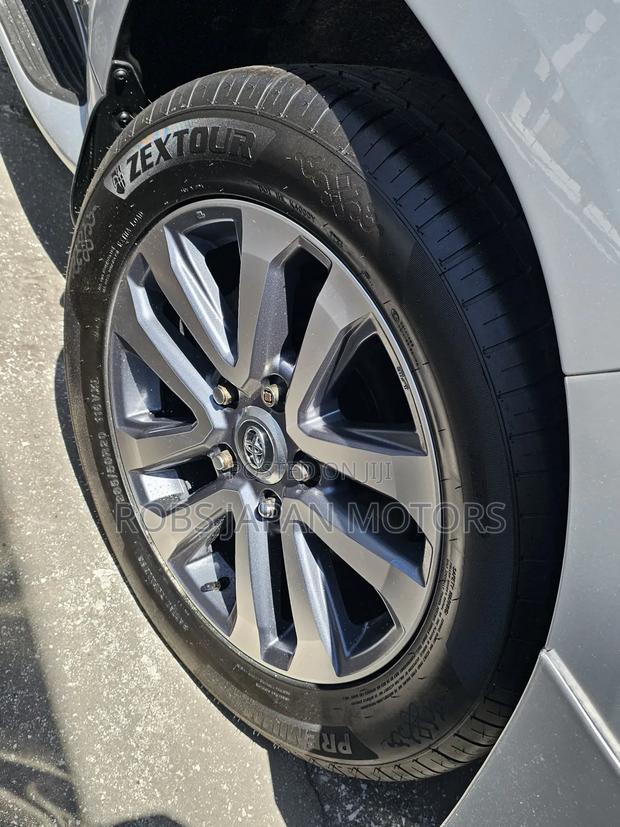 Toyota Land Cruiser 4.6 V8 ZX 2017 Silver