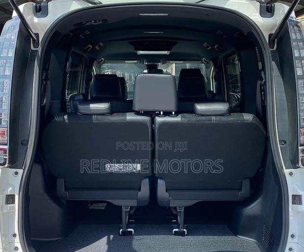 Toyota Voxy 2017 Pearl