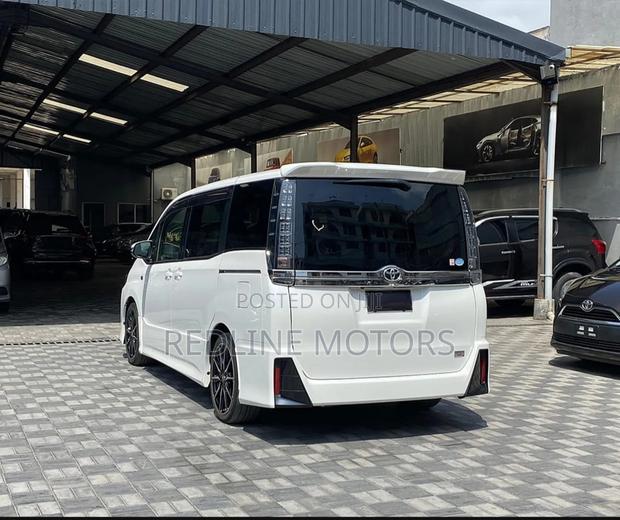 Toyota Voxy 2017 Pearl